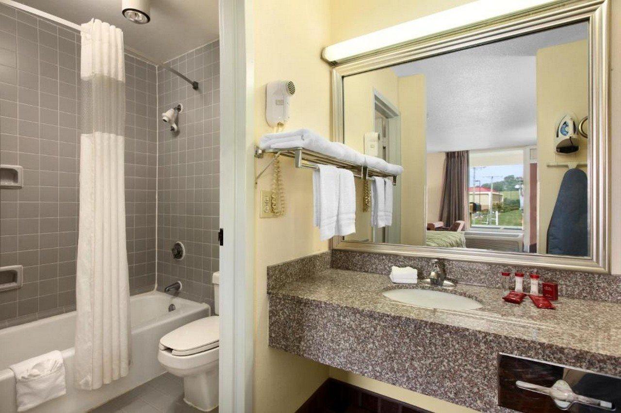 Ramada By Wyndham Wytheville Εξωτερικό φωτογραφία
