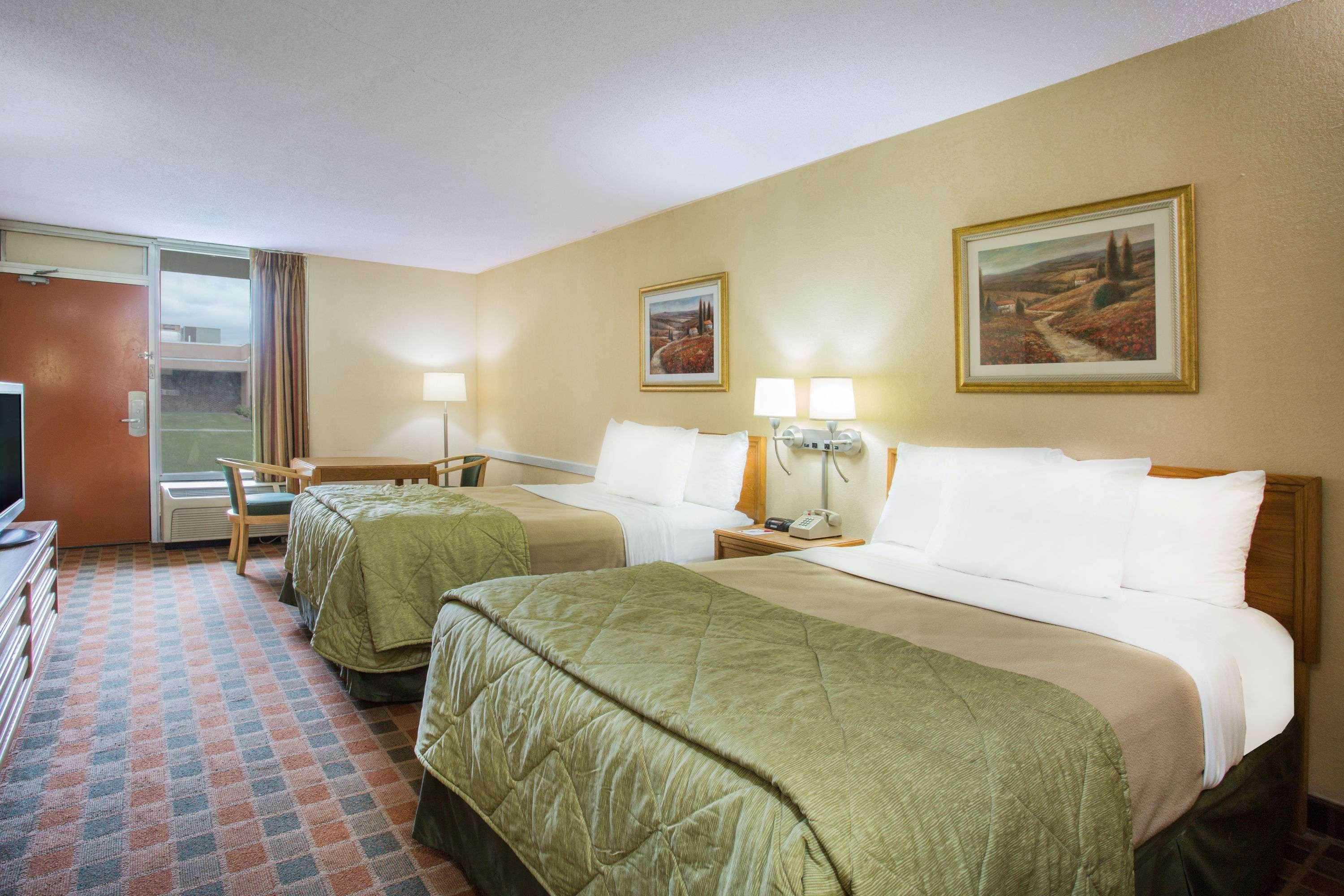 Ramada By Wyndham Wytheville Εξωτερικό φωτογραφία