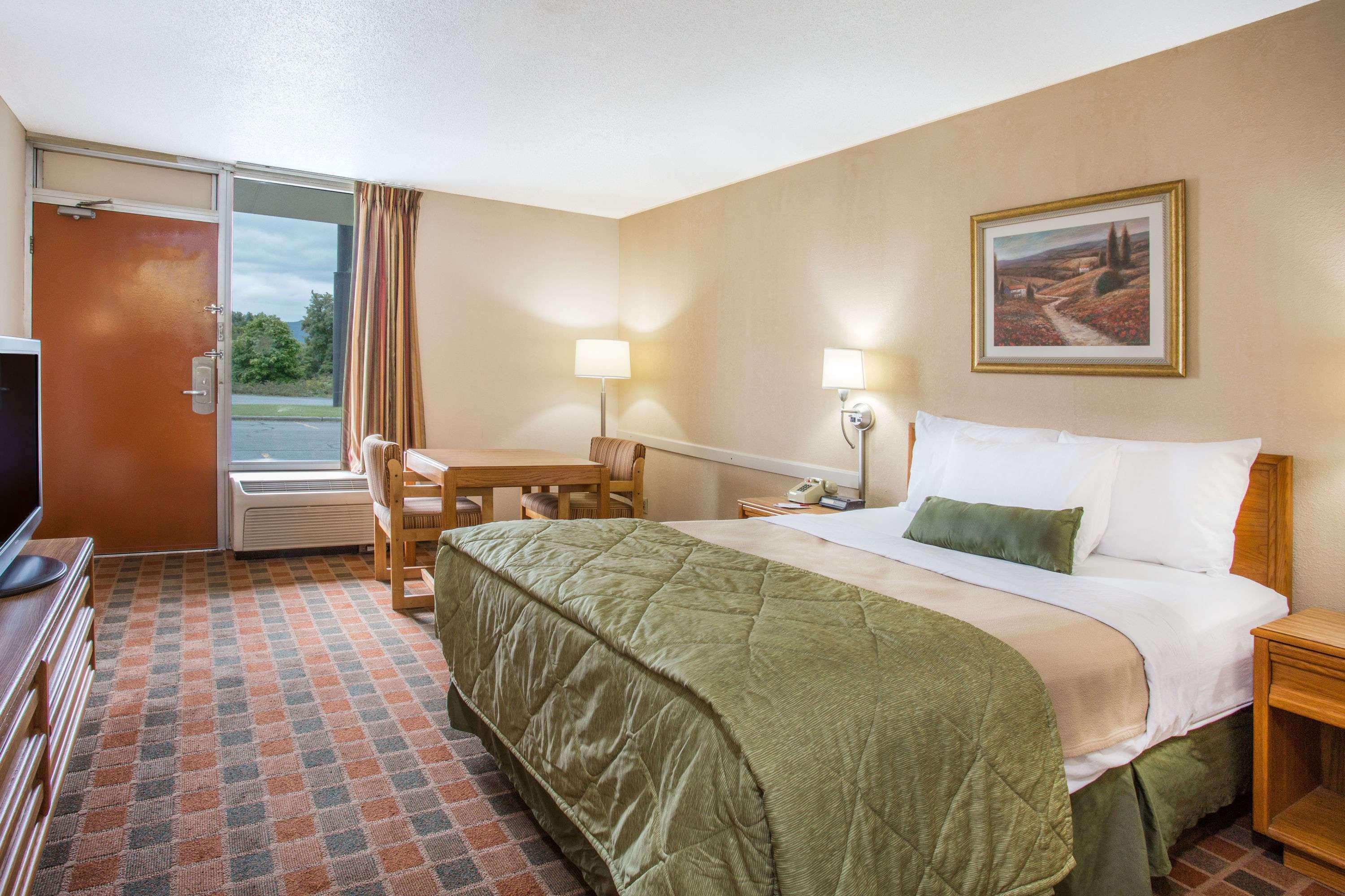Ramada By Wyndham Wytheville Εξωτερικό φωτογραφία