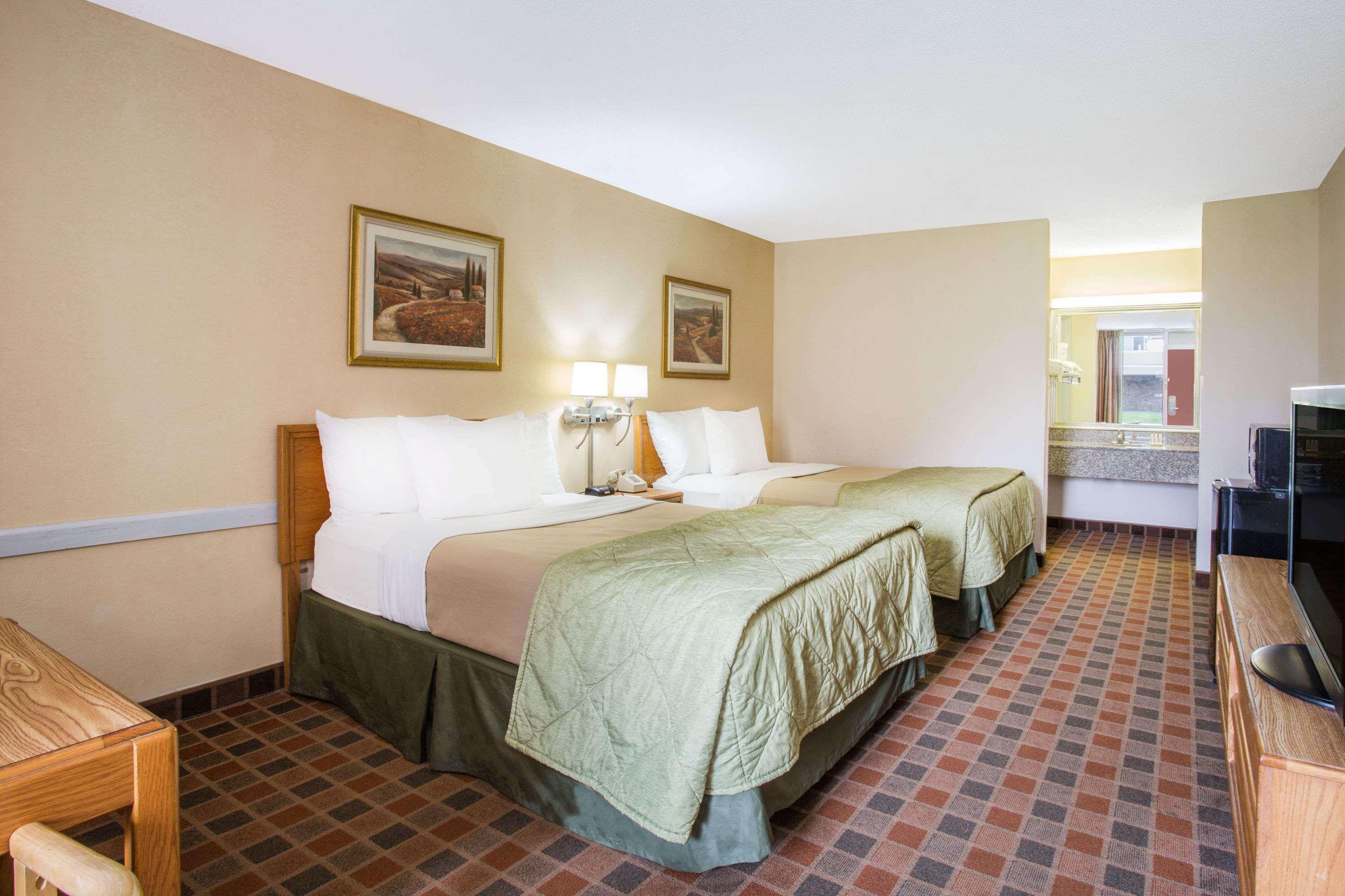 Ramada By Wyndham Wytheville Εξωτερικό φωτογραφία