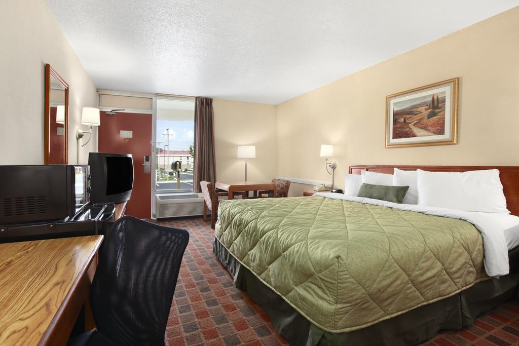 Ramada By Wyndham Wytheville Εξωτερικό φωτογραφία