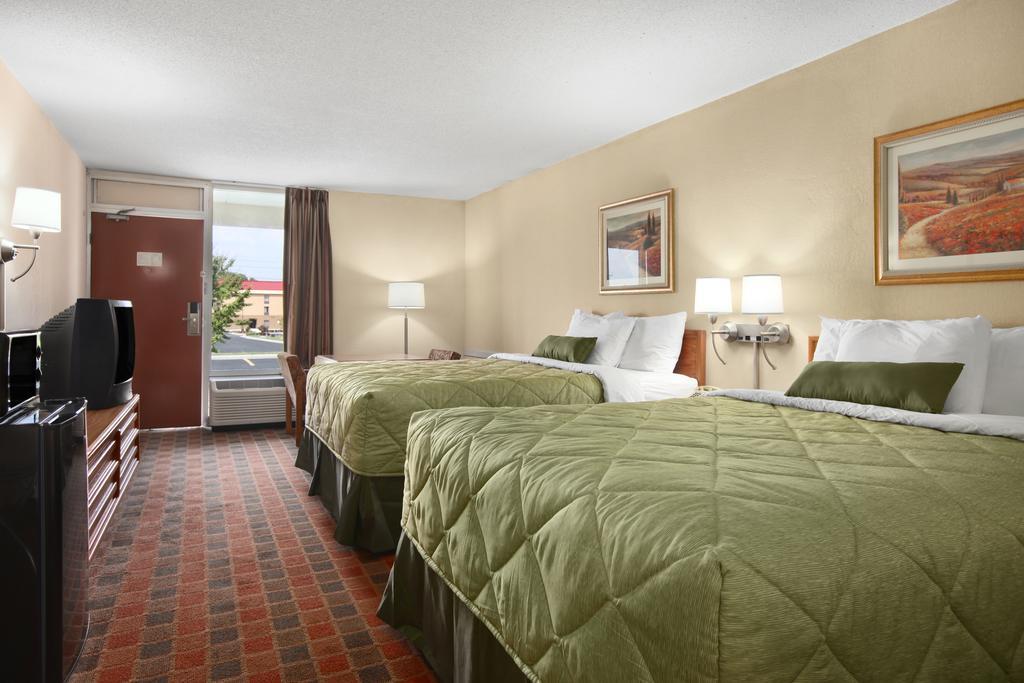 Ramada By Wyndham Wytheville Εξωτερικό φωτογραφία