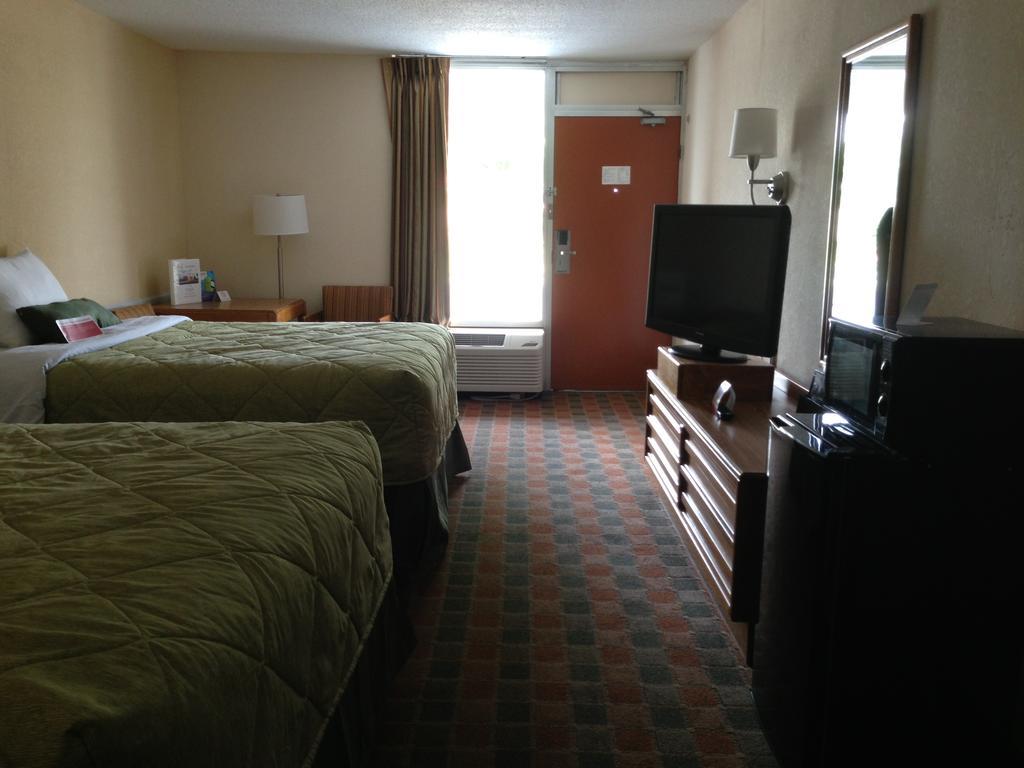 Ramada By Wyndham Wytheville Εξωτερικό φωτογραφία